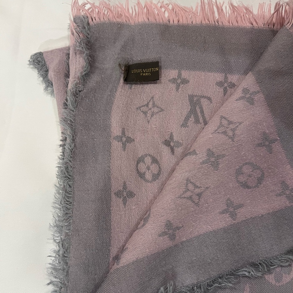 Louis Vuitton monogram shawl in soft grey and blush pink tones - Picture 7 of 15